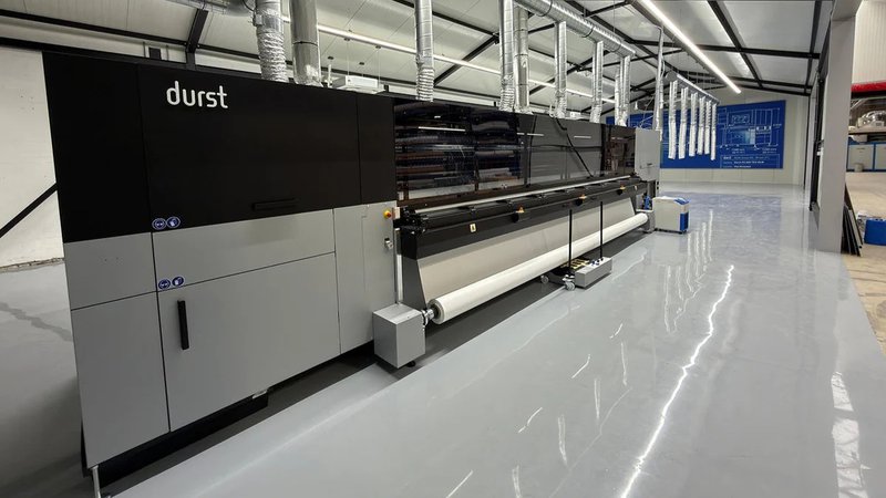 Van Straaten neemt derde 5 meter dye-sublimatieprinter in gebruik