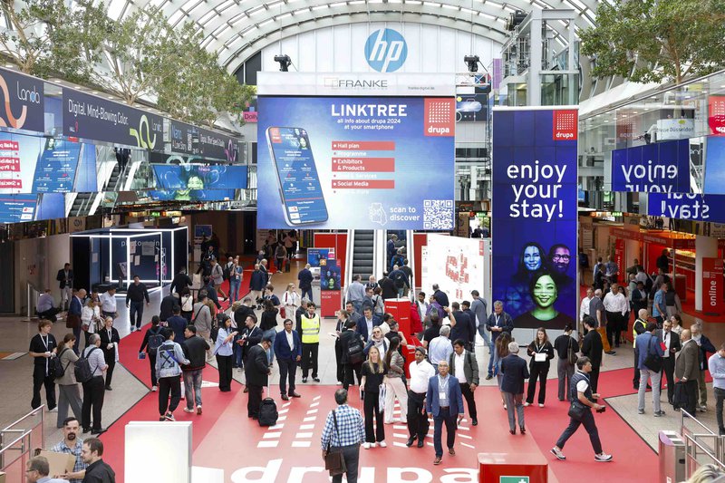 Vom 28. Mai bis 7. Juni trifft sich die internationale Printbranche auf der drupa 2024, der weltweit führenden Fachmesse für Drucktechnologien. Das Düsseldorfer Messegelände mit 18 Hallen ist komplett belegt. 1.646 Aussteller aus 52 Ländern präsentieren zukunftsweisende Innovationen und bahnbrechende Technologien aus der Print Media Industrie, industrial & functional printing bis hin zu packaging production. Dabei im Fokus: Die Megatrends Nachhaltigkeit und Digitalisierung.|
From 28 May to 7 June, the international printing industry will meet at drupa 2024, the world's leading trade fair for printing technologies. The Düsseldorf exhibition centre with its 18 halls is fully booked. 1,646 exhibitors from 52 countries will showcase groundbreaking innovations and cutting-edge technologies from the print media industry, industrial & functional printing and packaging production. The focus will be on the megatrends of sustainability and digitalisation.